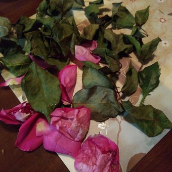 Vons - All the dead leaves in the arrangement - Grocery Near Me - Pasadena, California