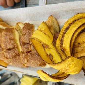 Roma Bakery - Croissant Relleno De Jamon Y Queso - Bakeries Near Me - Miami, Florida Roma Bakery - Croissant Relleno De Jamon Y Queso - Bakeries Near Me - Miami, Florida