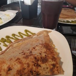 Banane - Crepe de frango e suco de açaí com laranja
