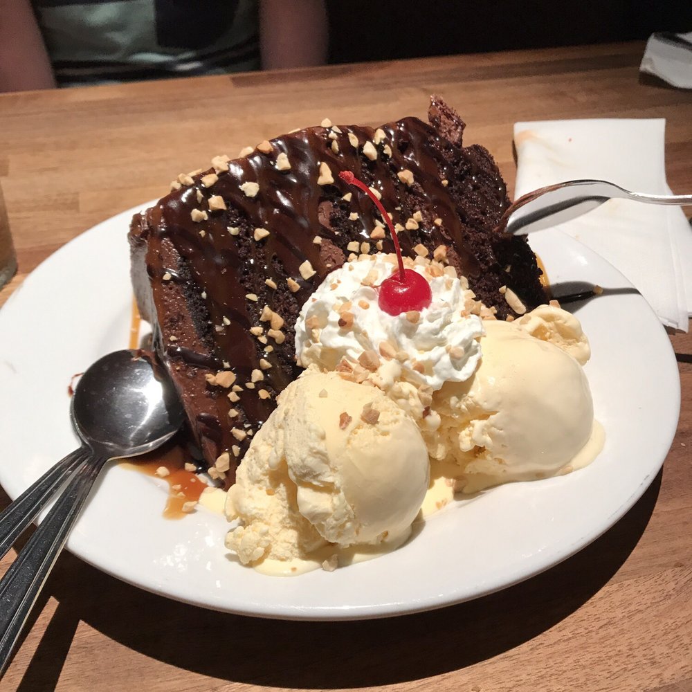 Cheddar's Scratch Kitchen - Huge dessert - American Near Me - Daytona Beach, Florida