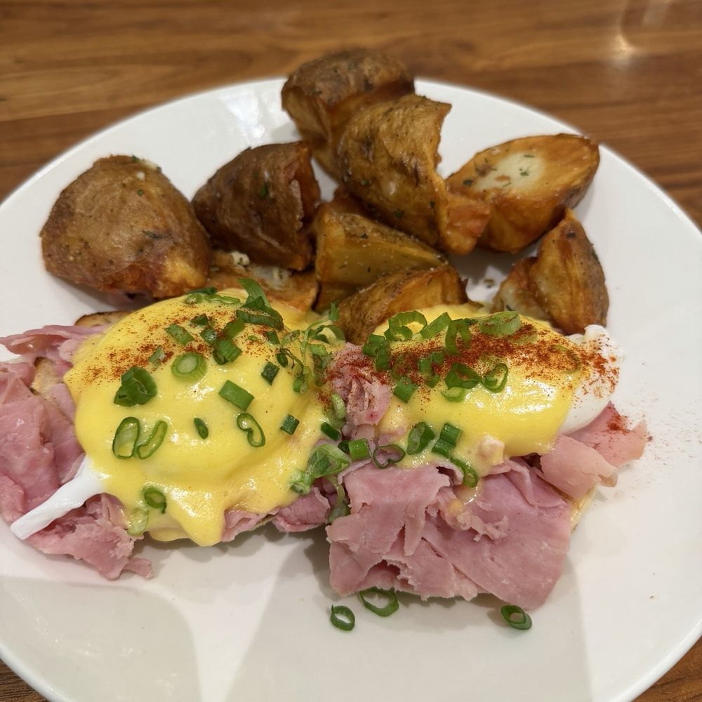 Benedict's - Eggs Benedict w/breakfast potatoes - Breakfast & Brunch Near Me - Wayzata, Minnesota