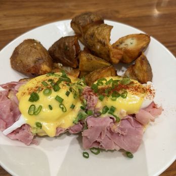 Benedict's - Eggs Benedict w/breakfast potatoes - Breakfast & Brunch Near Me - Wayzata, Minnesota