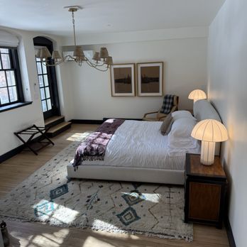 Blind Tiger Burlington - Mini Bar - Hotels Near Me - Burlington, Vermont