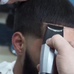 Master Dorian's Barbershop - Video doing a taper fade