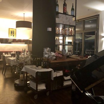 Ristorante Cinque - Bei gutem Wetter sitzen alle draußen im Hof (unter schönen Bäumen). Deshalb ist es hier so leer auf dem Bild. - Italian Near Me - Berlin, BE
