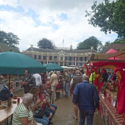 Trots Markt - Markt naast Kasteel Groeneveld.