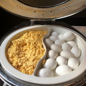 Cafe de la PLaya - Scrambled eggs. Buttery and creamy. Just the way I like it - Breakfast & Brunch Near Me - Cancún, ROO