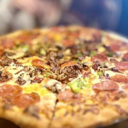Parry's Pizzeria & Taphouse - Excellent crust!