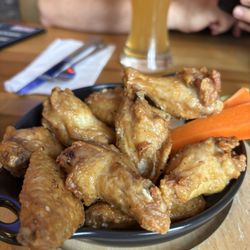 La Cage - Half price chicken wings ? Yes please ! 8 Salt & pepper with blue cheese. Well done