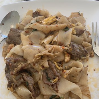 Noodle Express - Pad kee mao, I ate some already lol but I added some chili flakes on top - Thai Near Me - Fresno, California Noodle Express - Pad kee mao, I ate some already lol but I added some chili flakes on top - Thai Near Me - Fresno, California