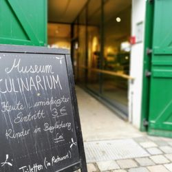 Weihnachtsmarkt Domäne Dahlem - Besonders dreist, aber ermäßigt: Zusatzeintritt zum Markteintritt von drei Euro