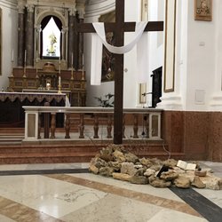 Chiesa di San Francesco d'Assisi - Croce e altare