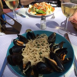 O Batel - Spaghetti which mussels and salad with chicken tasted delicious.