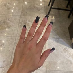 MATTE BLACK NAILS