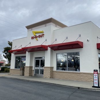 In-N-Out Burger - Fast Food Near Me - Mountain View, California