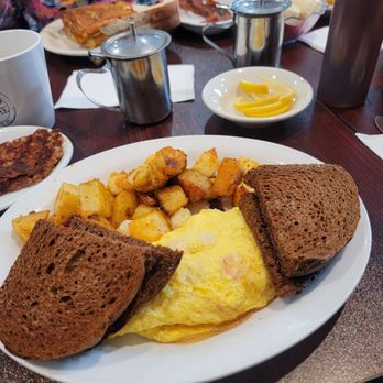 Cranberry Cottage - Omelet with Dark Rye Toast, Home Fries, Shrimp, and Scallops - American Near Me - Wareham, Massachusetts