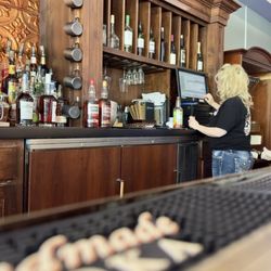 The Sand Trap Bar & Grill - Great service at Bar