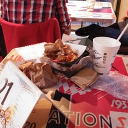 Wing Stop - Pasan horas sin que limpien mesas, terminas comiendo a un lado de la basura de otros, las sodas de refill son pura agua pintada.