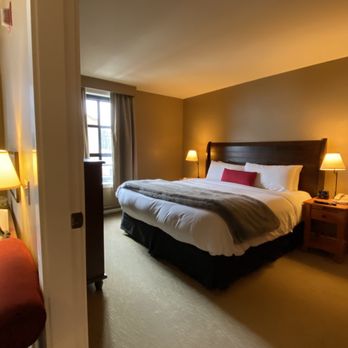 Sundial Boutique Hotel - King sized bed - Hotels Near Me - Whistler, British Columbia Sundial Boutique Hotel - King sized bed - Hotels Near Me - Whistler, British Columbia