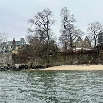 Hudson Park and Beach - Parks Near Me - New Rochelle, New York