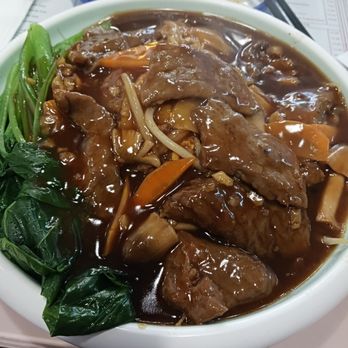 Kong Sihk Tong - Ho fun (broad white, rice noodles - underneath) with beef and vegetables, with sauce - Hong Kong Style Cafe Near Me - Flushing, New York