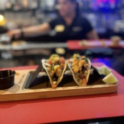 El Arepazo Latin Food and Bar - Tacos con carne asada en vara