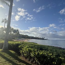 The hotel sits on a rocky shoreline between Wailea & Ulua Beaches The hotel sits on a rocky shoreline between Wailea & Ulua Beaches