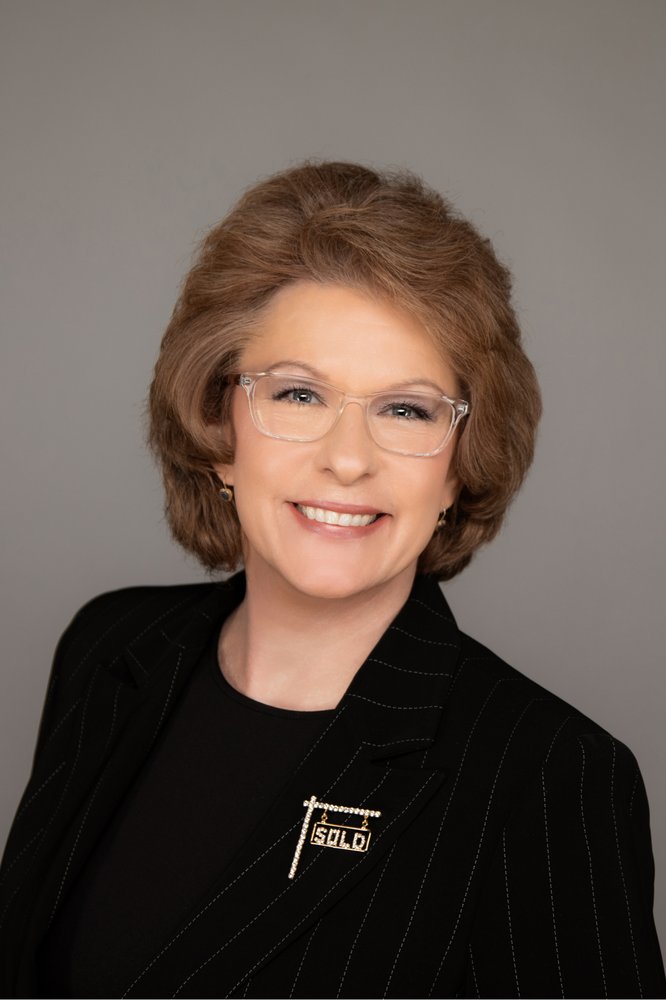 SUZY GLOMSKI GALE REALTY Contact Agent 215 N Kalamazoo St, Paw