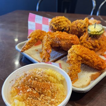 Underdog Hot Chicken - Mac and Cheese + Chicken wings - Chicken Wings Near Me - Boston, Massachusetts