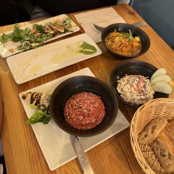 Les Apôtres de Pigalle - Beef toritaki. Superb Beet hummus. Trout dip - Wine Bars Near Me - Paris, 75 Les Apôtres de Pigalle - Beef toritaki. Superb Beet hummus. Trout dip - Wine Bars Near Me - Paris, 75