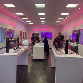T-Mobile - Mobile Phones Near Me - Wayne, Pennsylvania