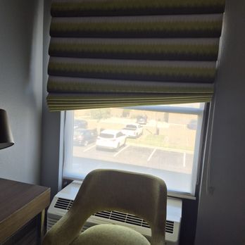 Hampton Inn Brookhaven - Broken blind - Hotels Near Me - Brookhaven, Mississippi