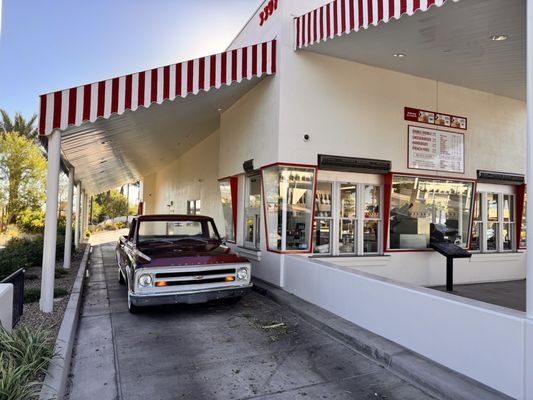 In-N-Out Burger by null