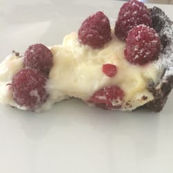 La Confiserie - Torta com base de chocolate, recheio de creme de confeiteiro e framboesas frescas