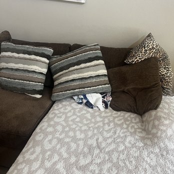 Top Notch Cleaning - No pride in their work.. can't even fix couch pillows or fold a blanket. - Home Cleaning Near Me Top Notch Cleaning - No pride in their work.. can't even fix couch pillows or fold a blanket. - Home Cleaning Near Me