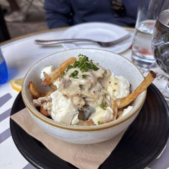 Lapin Saute - Rabbit poutine with mustard sauce - Desserts Near Me - Quebec City, Quebec Lapin Saute - Rabbit poutine with mustard sauce - Desserts Near Me - Quebec City, Quebec