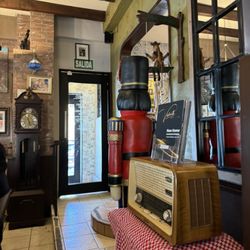 Kaffee Haus - Cute decor everywhere ( grandfather clock)