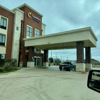 Comfort Suites - Front of building...carport area... - Hotels Near Me - Kyle, Texas Comfort Suites - Front of building...carport area... - Hotels Near Me - Kyle, Texas