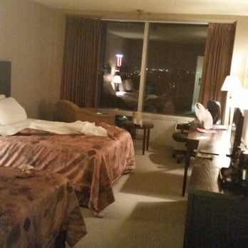Oakes Hotel - Just average room, beds are hard - Hotels Near Me - Niagara Falls, Ontario Oakes Hotel - Just average room, beds are hard - Hotels Near Me - Niagara Falls, Ontario