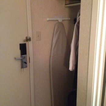 Holiday Inn Express - Closet - Hotels Near Me - Windsor, Ontario Holiday Inn Express - Closet - Hotels Near Me - Windsor, Ontario