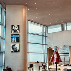 Delta Sky Club - Beautiful tall ceiling
