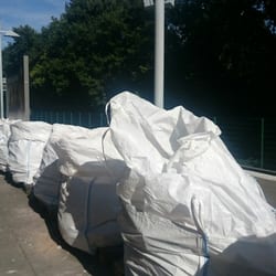 U-Bahnhof Fuhlsbüttel Nord - Wahrscheinlich hat man meinen Yelp Bericht zu diesem Bahnhof gelesen. Es wird jetzt hier umgebaut