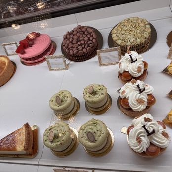 Ladurée - Macarons Near Me - Paris, 75