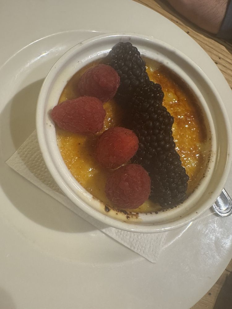 Crème brûlée with berries