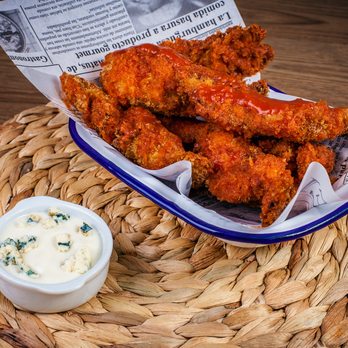 Apache Burger Grill - Tiras de pollo picantes servidas con queso azul /  Spicy chicken strips served with blue cheese sauce - Mexican Near Me - Alicante (Alacant), A