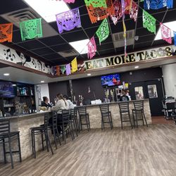 Los Compadres Taqueria & Marisqueria - Inside