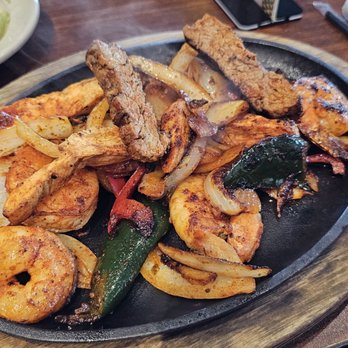 MasFajitas Mexican Restaurant - Caldwell Fajita Platter with Beef, Chicken, and Shrimp - Mexican Near Me - Round Rock, Texas
