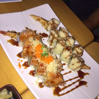 39 Degrees - Autumn roll with fish eggs on top and crunchy roll. - Japanese Near Me - Long Beach, California 39 Degrees - Autumn roll with fish eggs on top and crunchy roll. - Japanese Near Me - Long Beach, California