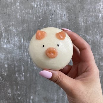 Cafe Aloe - Molton Custard Piggy Bun - Cafes Near Me - Bellevue, Washington