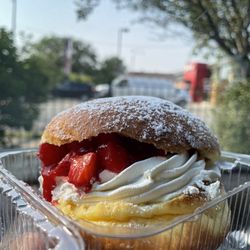 Racine Bakery - Fresh strawberry paczki